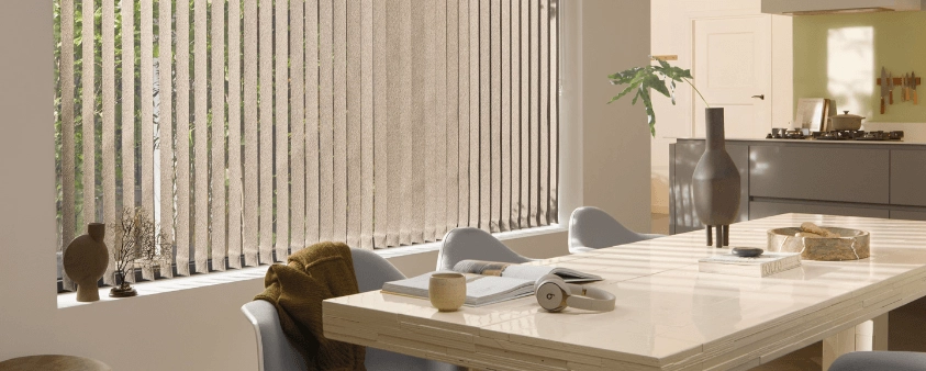 cortinas verticales color beige en comedor moderno