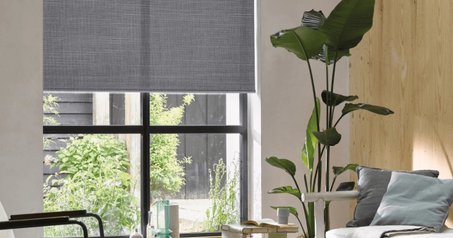 tela decorativa gris con textura en living con plantas