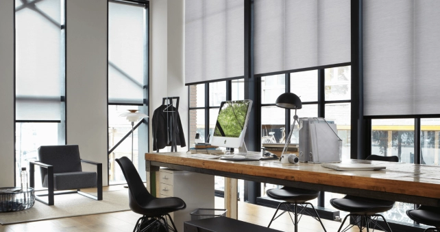 oficina moderna y amplia con cortinas roller gris