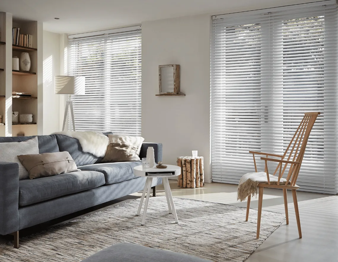 Moderno living, estilo nórdico con nuestra cortinas Horizontales de Aluminio en color blanco.