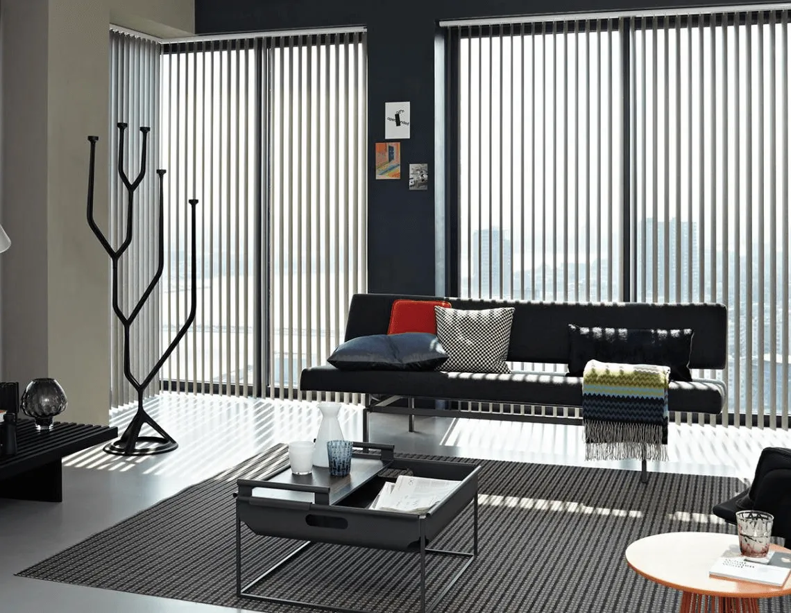 Cortinas Verticales negras en un living estilo contemporáneo en colores negros.