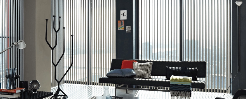 Imagen de un living de estar moderno con cortinas verticales gris