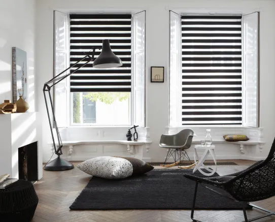Cortinas Roller duo negras, en un living muy moderno en blanco y negro