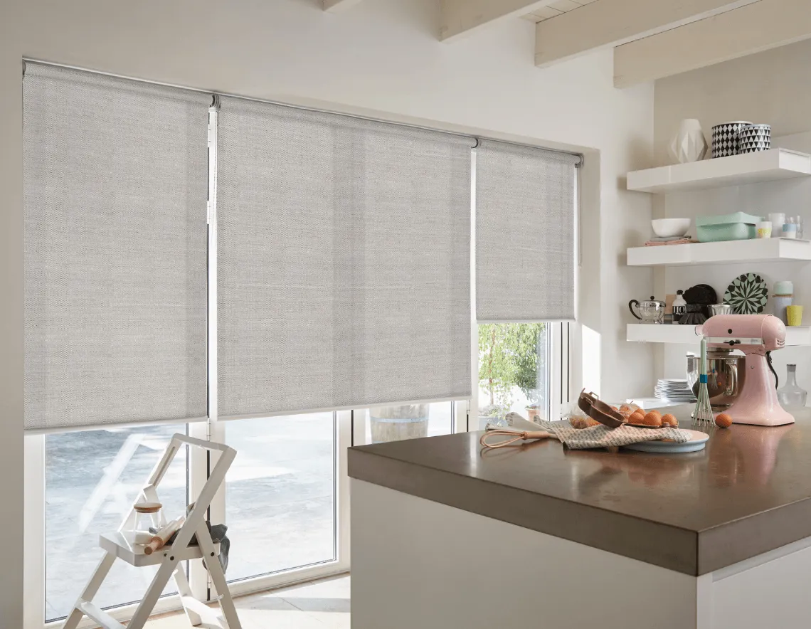 Cortinas Roller decorativas color blanco, para cocinas modernas.