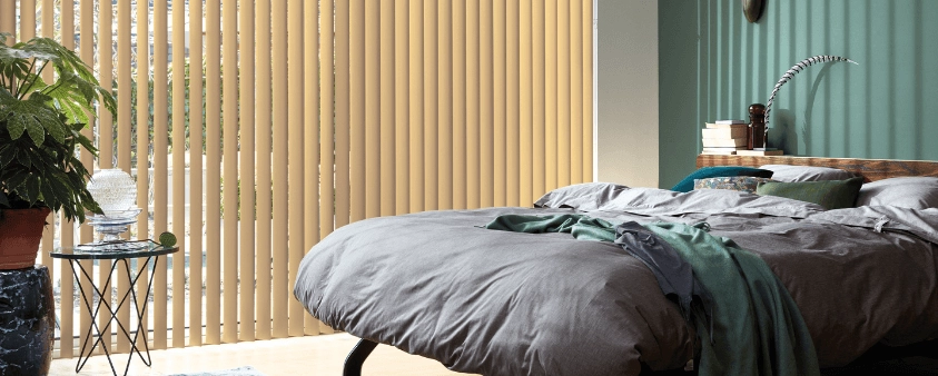 Imagen de un dormitorio nórdico con cortinas verticales beige que filtran la luz natural