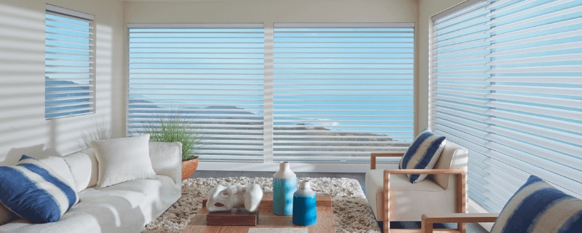 Las cortinas Nantucket cubren grandes ventanales